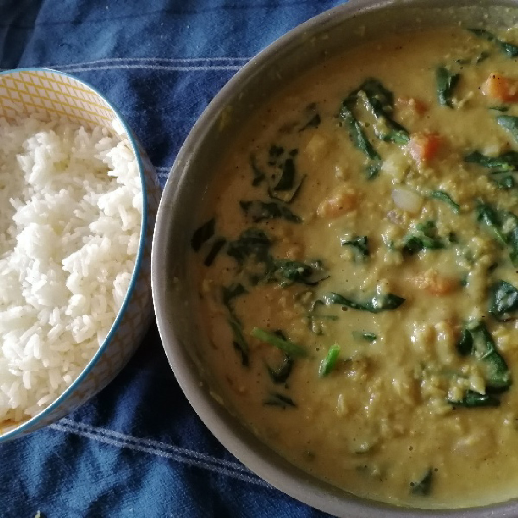 Dahl de lentilles corail aux épinards